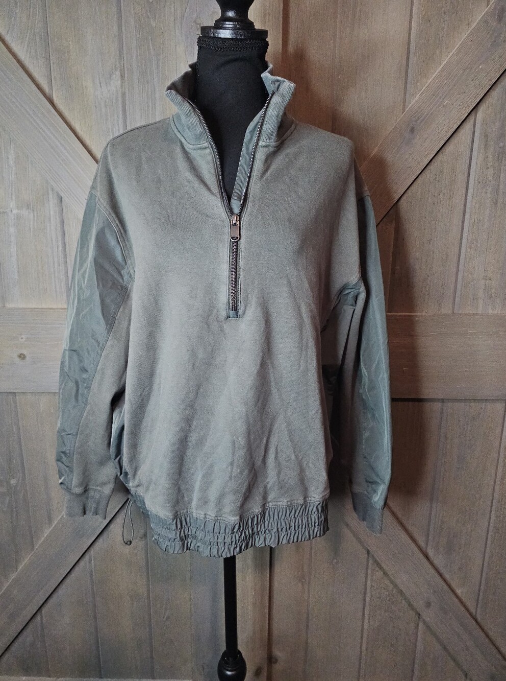 Athleta Green Half Zip Athletic Sweatshirt sz Medium